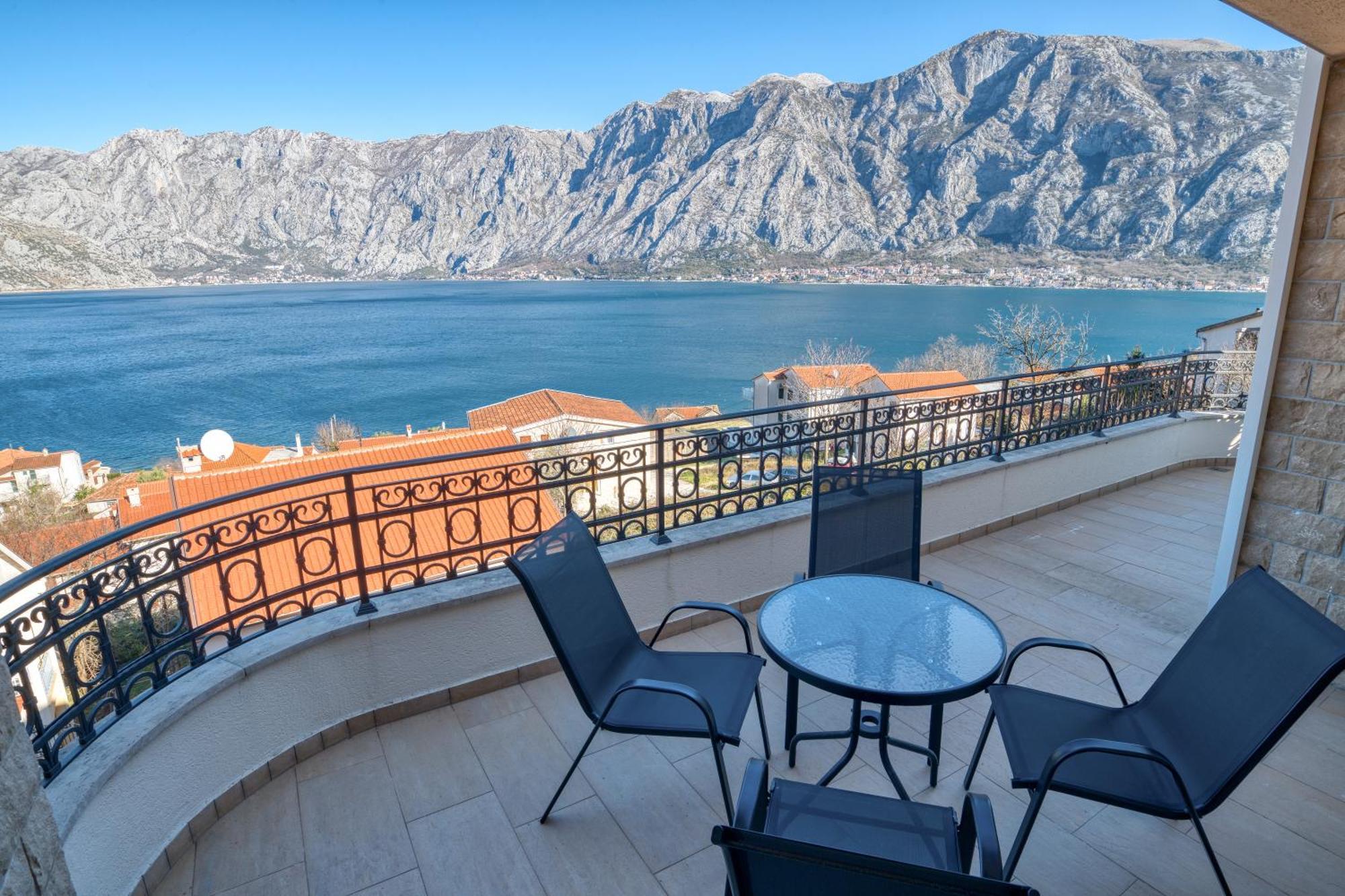 Luxurious 3-Bedroom Apartment By Mn Property Cattaro Esterno foto