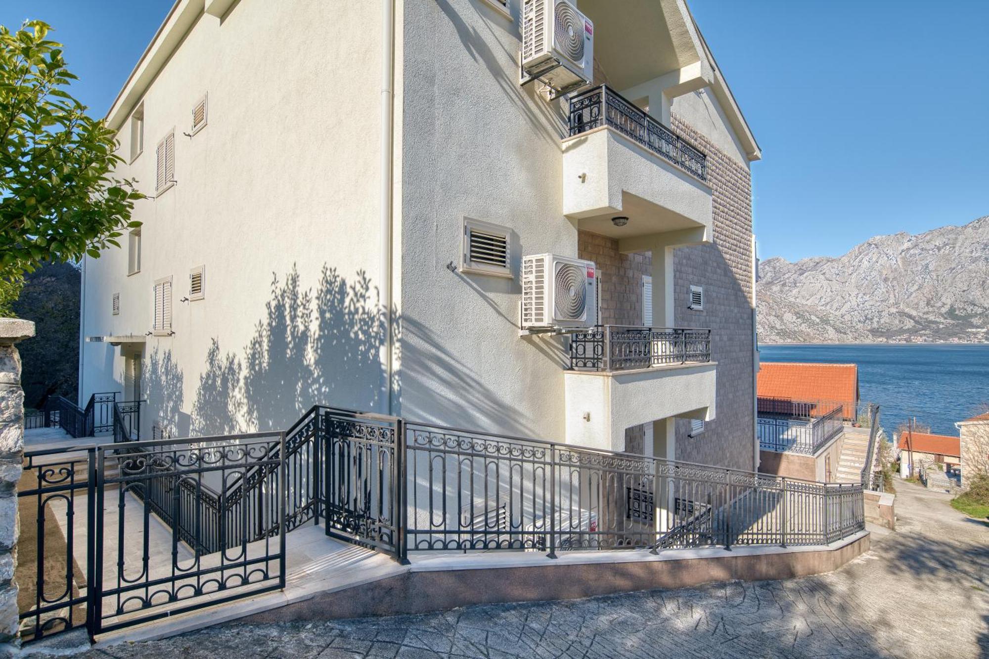 Luxurious 3-Bedroom Apartment By Mn Property Cattaro Esterno foto