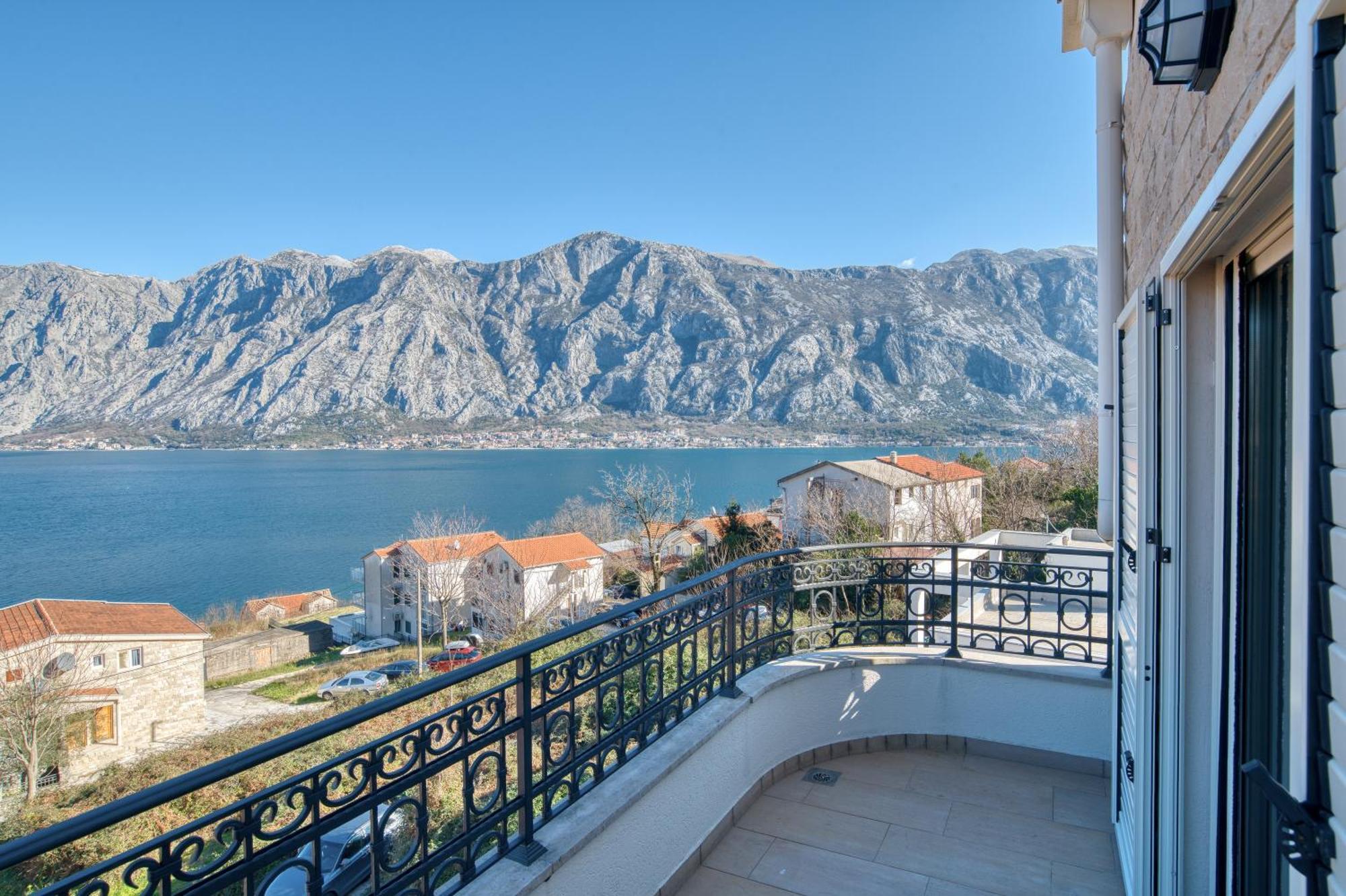 Luxurious 3-Bedroom Apartment By Mn Property Cattaro Esterno foto