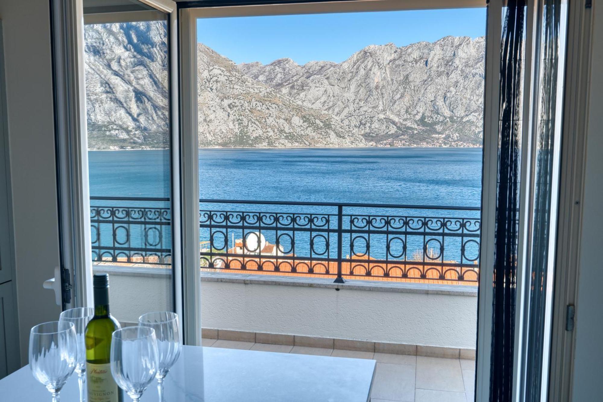 Luxurious 3-Bedroom Apartment By Mn Property Cattaro Esterno foto