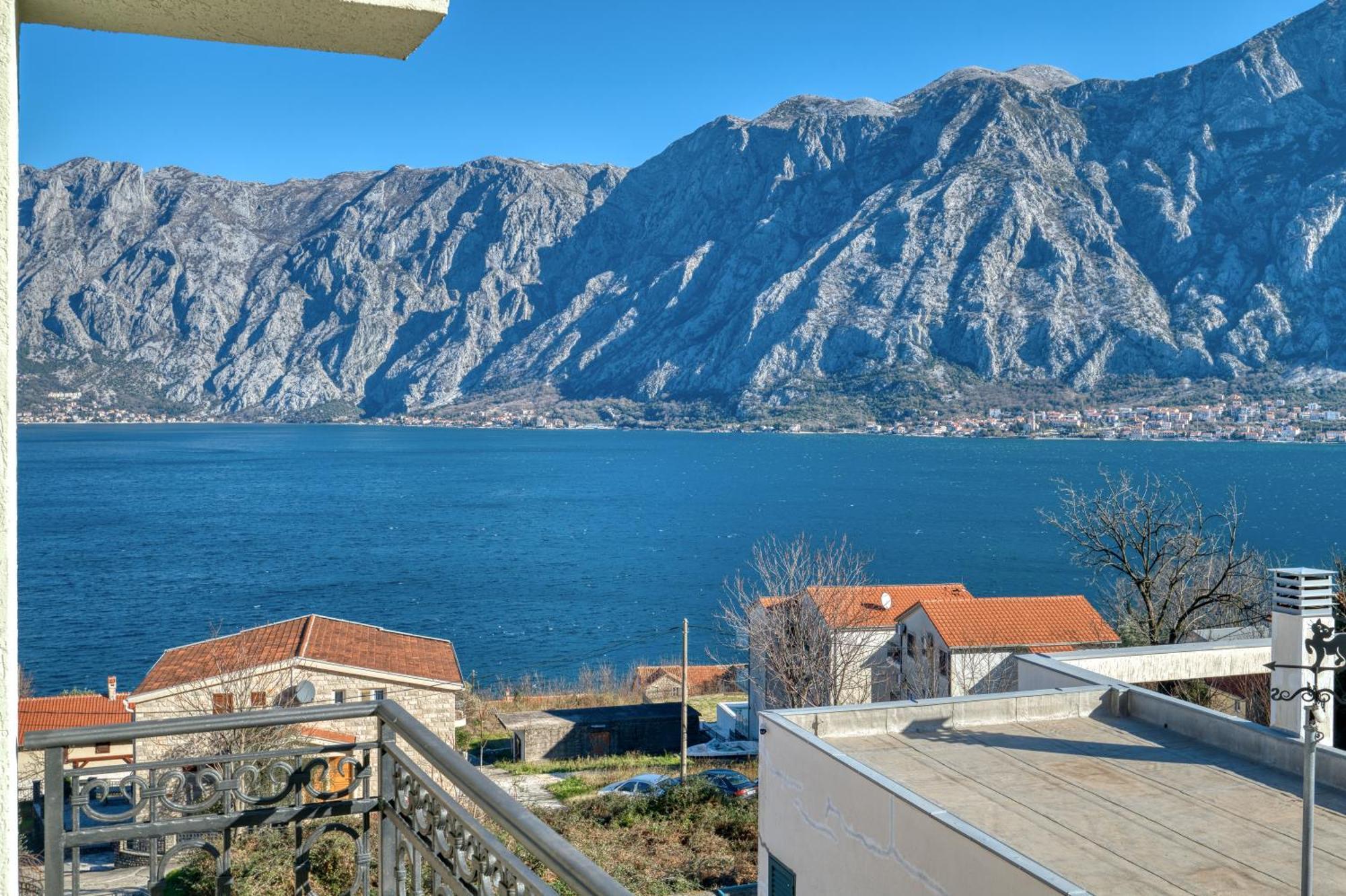 Luxurious 3-Bedroom Apartment By Mn Property Cattaro Esterno foto