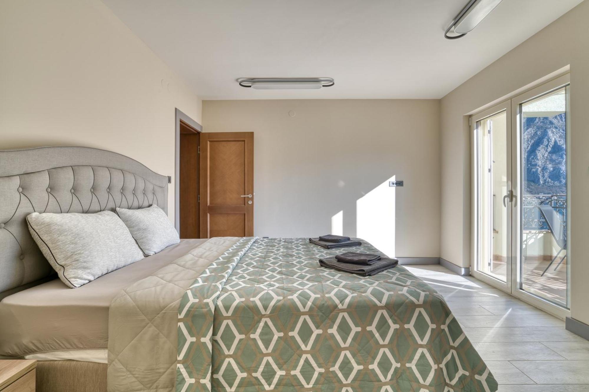 Luxurious 3-Bedroom Apartment By Mn Property Cattaro Esterno foto