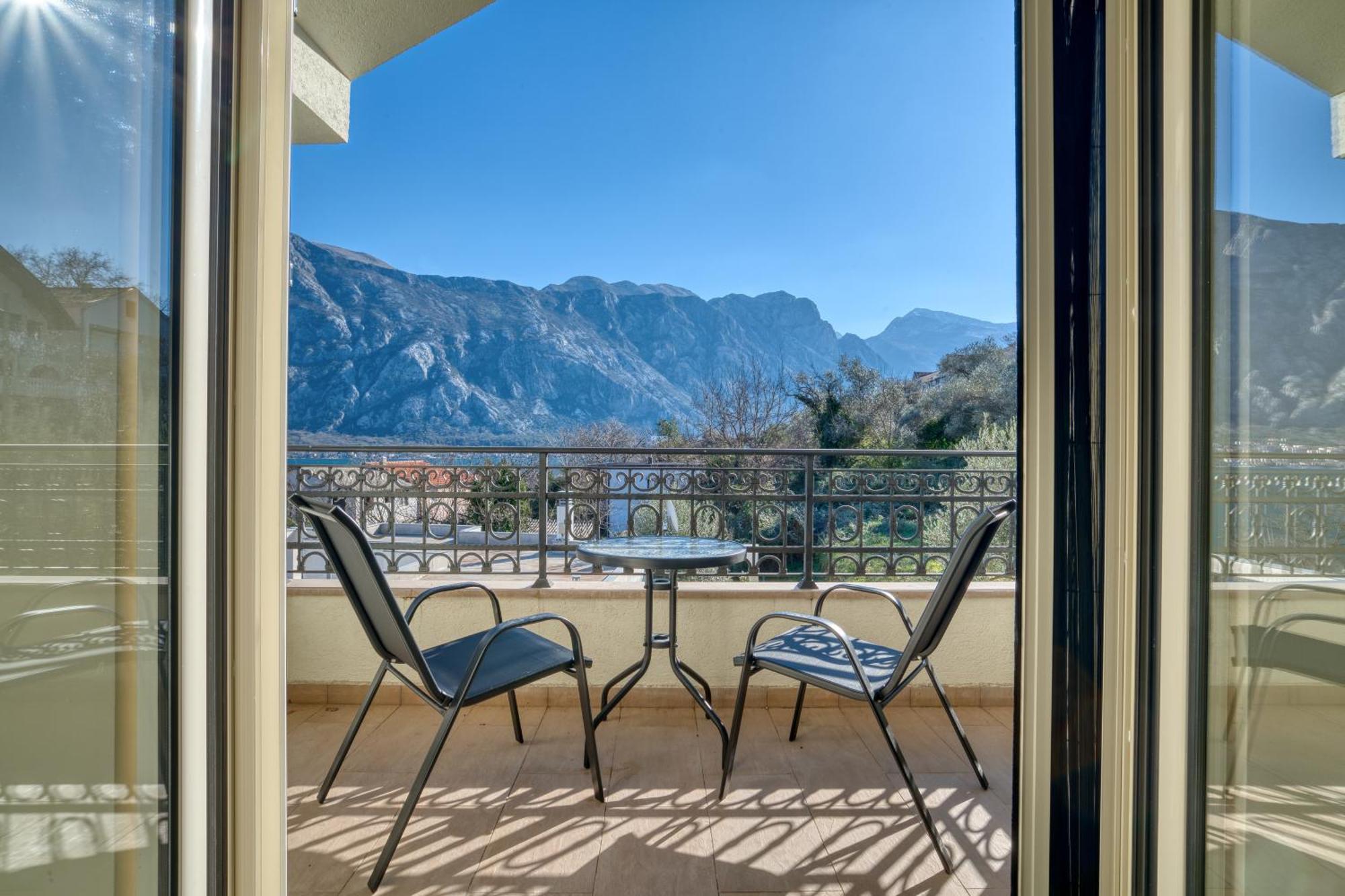 Luxurious 3-Bedroom Apartment By Mn Property Cattaro Esterno foto